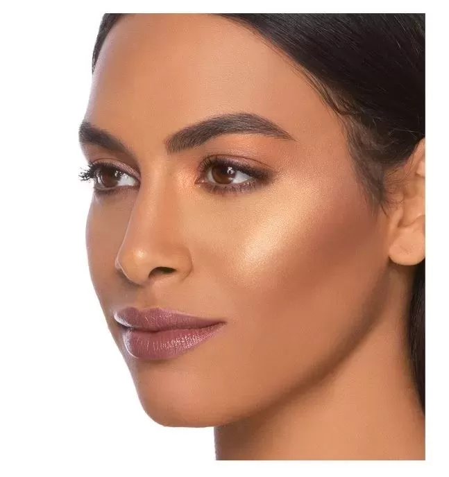 before after Highlighter Too Faced  BORN THIS WAY TURN UP THE LIGHT SKIN-CENTRIC HIGHLIGHTING PALETTE - TAN